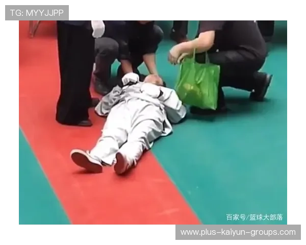 UFC 两人同时被击中倒地